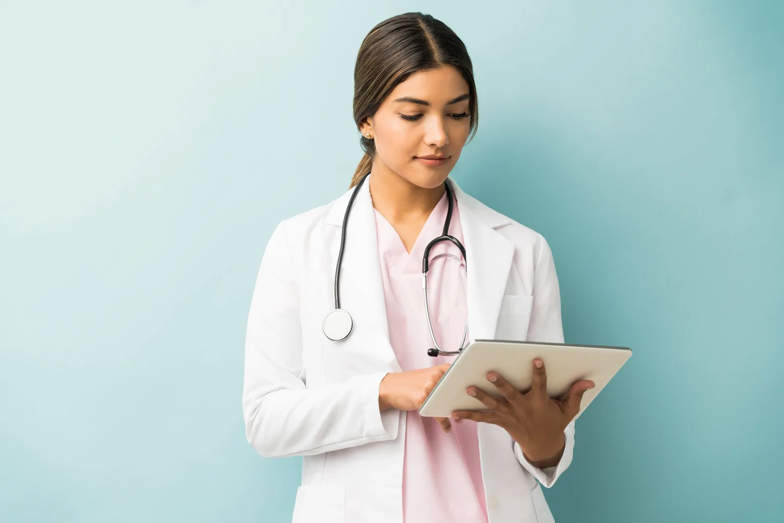 Profissional de saúde consultando um tablet